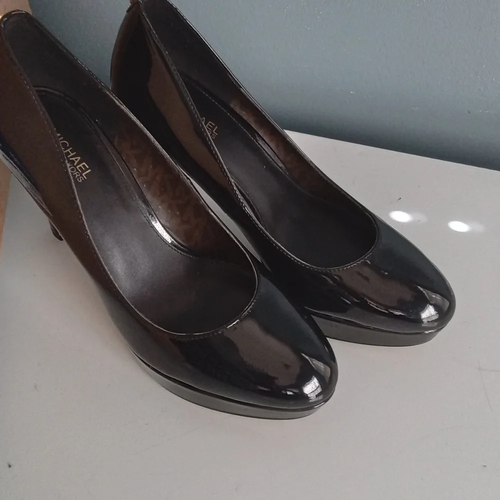 Michael Kors Black Patent Leather Platform Pump Round Toe Gold MK Logo Heel 8.5M